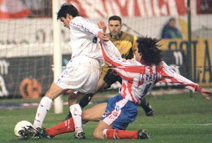Su víctima favorita, el Atlético. En el derbi de la temporada 1996-97 disputado en el Calderón, Raúl marcó uno de sus goles más recordados tras driblar a López en dos ocasiones.