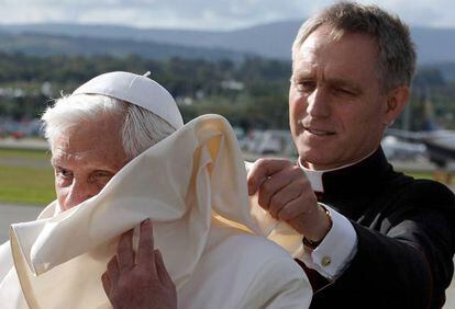 Benedicto XVI y su secretario personal, monseñor Georg Gänswein.