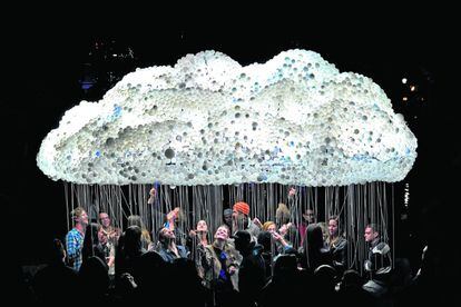 Para hacer la nube de la foto, una escultura luminosa a la vez compacta y ligera obra de los artistas canadienses Caitlind r. c. Brown & Wayne Garrett, se necesitaron 6.000 bombillas recicladas y 680 kilos de cable eléctrico instaladas sobre una estructura tubular de acero. Cada bombilla va unida a un cable interruptor, de manera que los visitantes pueden encenderlas y apagarlas, cambiando su aspecto y brillo. Cloud (Nube) fue inaugurada en septiembre de 2012 en el Festival de las Noches Blancas de Calgary (Canadá). Tras ese estreno, el éxito obtenido la ha llevado por museos y festivales artísticos de países como Rusia, Singapur, Portugal, Israel, Holanda, Eslovaquia, Rumanía, Bélgica y la República Checa. Actualmente se puede ver en el Weisman Art Museum de Minneápolis (Estados Unidos), desde donde viajará a Letonia para participar en la Noche Blanca de Riga (del 10 al 14 de septiembre). https://incandescentcloud.com.