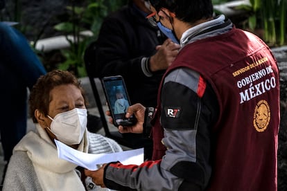 Un funcionario toma una fotografía de una mujer vacunada contra la covid en Ciudad de México, este miércoles.