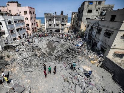 Restos de un bloque de viviendas destruido por un ataque aéreo israelí en Gaza, este sábado.