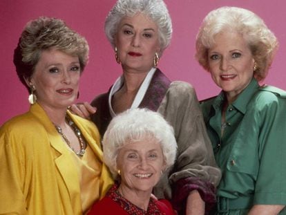 Rue McClanahan, Bea Arthur (de pie), Estelle Getty (sentada) y Betty White, las cuatro protagonistas de 'Las chicas de oro'.