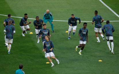 Rondo de calentamiento de los jugadores del Real Madrid en los minutos previos a la final frente al Liverpool. 