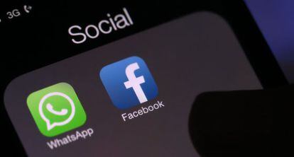 Los iconos de Whatsapp y Facebook en la pantalla de un m&oacute;vil.