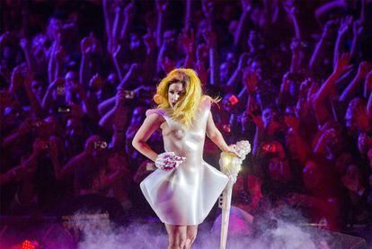La cantante Lady Gaga en su actuaci&oacute;n en el Palau Sant Jordi de Barcelona en 2010. 