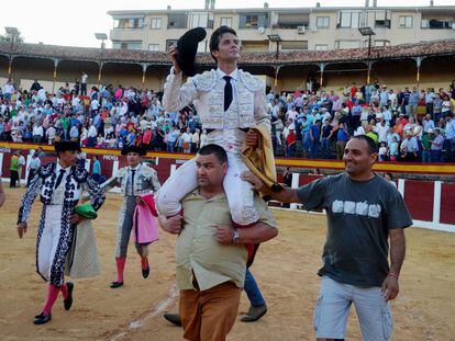 El diestro Juan del &Aacute;lamo sale a hombros de la plaza de toros de Plasencia, ayer s&aacute;bado.