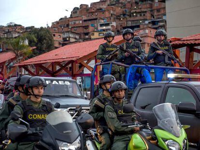 Distintos cuerpos de seguridad durante un despliegue antisecuestro en Caracas. 