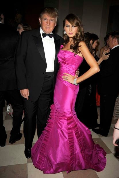 Año 2008: Melania Trump posa con su reconocible mirada con esta vestido fucsia de Vera Wang.