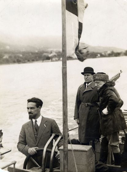 Gabriele D'Annunzio y Mussolini en un barco. Imagen cedida por Archivos y Bibliotecas Fundación Il Vittoriale degli Italiani