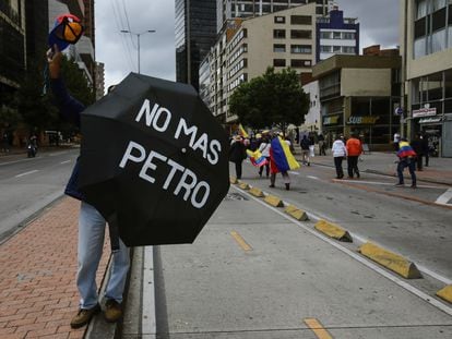 Una protesta en Bogotá contra las reformas al sistema de salud propuestas por el Gobierno de Petro