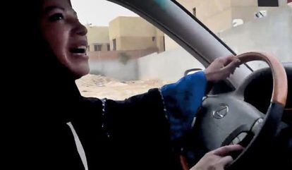 Imagen del video que Manal al Sharif difundió en Youtube en 2011.