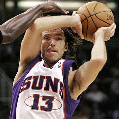 Steve Nash, de los Phoenix Suns, anotó 24 puntos que ayudaron a que su equipo venciera 105-85 a los Sixers de Filadelfia.