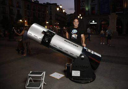 Alfredo Paniagua, con su telescopio en la plaza de Ópera.