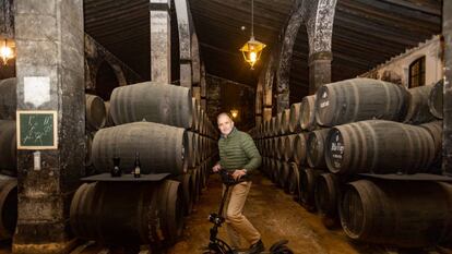 Luis Caballero recorre las bodegas Lustau, que preside, en patinete.