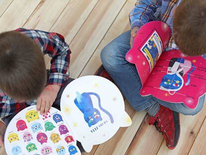Dos ni&ntilde;os leen &#039;Yo soy Zeta&#039;, el libro que el Ayuntamiento de de la capital regala a todos los beb&eacute;s reci&eacute;n nacidos en la ciudad.