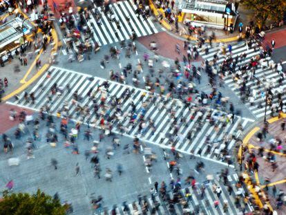 Peatones atraviesan el cruce de Shibuya, uno de los más transitados del mundo, en Tokio, Japón.
