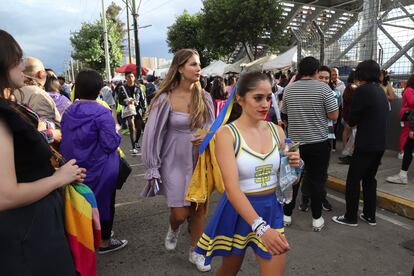 Miles de 'swifties' mexicanos llegan al Foro Sol, para la primera presentación de la cantante en el país.
