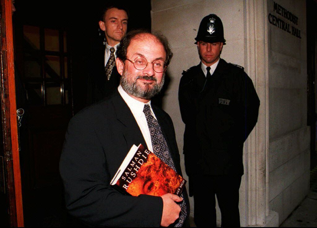 Salman Rushdie, con un ejemplar de 'Los versos satánicos' en 1995.
