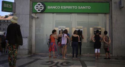 Filas para usar los cajeros de una filial del Banco Espírito Santo en Lisboa.