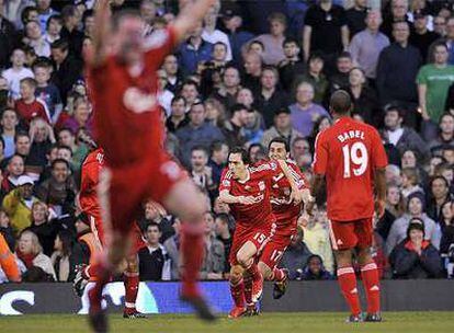 El israelí Benayoun echa a correr para celebrar el gol que le daba la victoria al Liverpool; Arbeloa, detrás de él, y Babel, de espaldas.