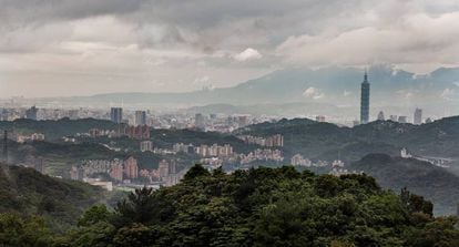 Vista de Taipéi desde las montañas que lo rodean. La ciudad está situada en la cuenca de su mismo nombre, al norte de Taiwán.