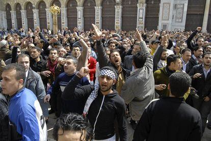 Manifestantes contrarios al régimen sirio protestan junto a la mezquita de los Omeyas, en Damasco, tras la plegaria del viernes.
Hala Mohammad.