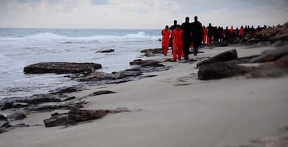 Una captura de un vídeo difundido por el EI, en la que se ve supuestamente a los rehenes coptos.