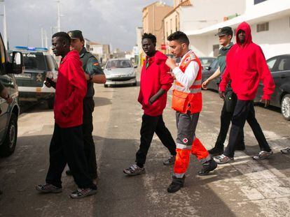 Varios inmigrantes son trasladados por la Guardia Civil en Tarifa (Cádiz).
