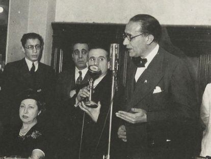 Castelao, ante el micr&oacute;fono, en el sal&oacute;n Prince George&acute;s Hall de Buenos Aires, el 18 de agosto de 1940.