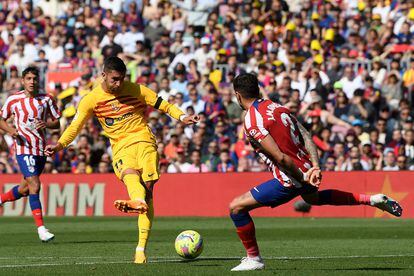 Ferran remata entre las piernas de Giménez el gol que le dio la victoria al Barça ante el Atlético.