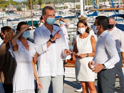 El rey Felipe Vl con la reina Letizia en su visita en Ibiza el 17 de agosto.