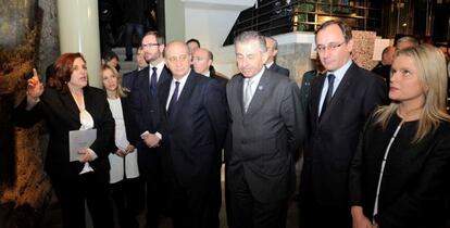 Mari Mar Blanco, primera por la derecha, escucha este lunes en Vitoria las explicaciones de la comisaria de la exposición sobre una foto del asesinato de su hermano Miguel Ángel, junto a las autoridades presentes en la inauguración.