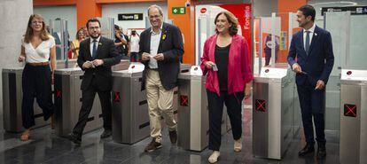 El presidente de la Generalitat, Quim Torra, con la alcaldesa de Barcelona, Ada Colau, en la inauguración de la estación de la línea 10 de Foneria.