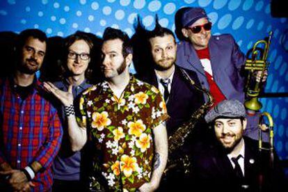 De izquierda a derecha, Reel big fish son Derek Gibbs, Ryland Steen, Aaron Barrett, Matt Appleton, John Christianson y (abajo) Dan Regan.