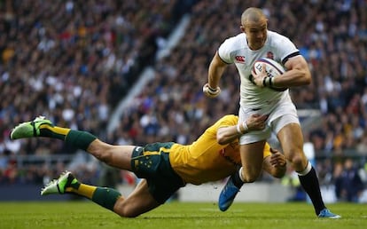 El ingl&eacute;s Mike Brown es placado por el australiano Adam Ashley-Cooper.