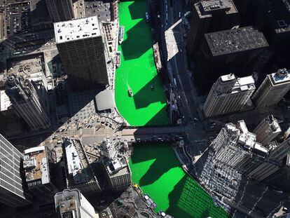 Vista aéra del río Chicago teñido de verde.
