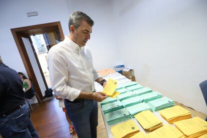 El candidato del Partido Popular a la Presidencia de Canarias, Manuel Domínguez, ejerce el derecho a voto en un colegio elctoral en Los Realejos, Tenerife.