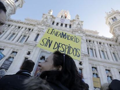 Protesta de trabajadores del 010, este lunes frente a la sede del Ayuntamiento. 