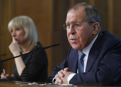 Sergei Lavrov y la portavoz de Exteriores, Maria Zakharova, en la conferencia anual del ministerio en Moscú este lunes.