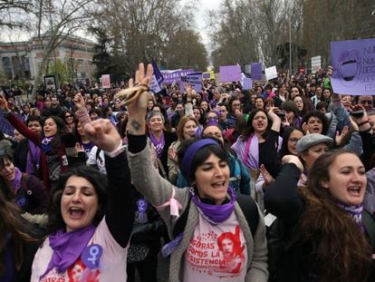 Manifestación del Día de la Mujer, el 8-M, del año pasado, a su paso por Cibeles.