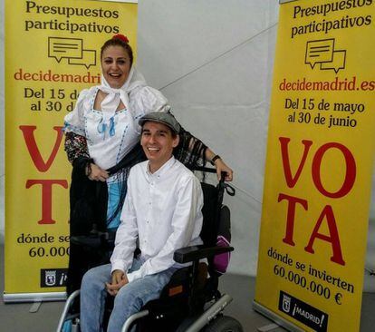 Los concejales Esther Gómez y Pablo Soto, vestidos de chulapos por San Isidro en la presentación de la fase final de los presupuestos participativos.