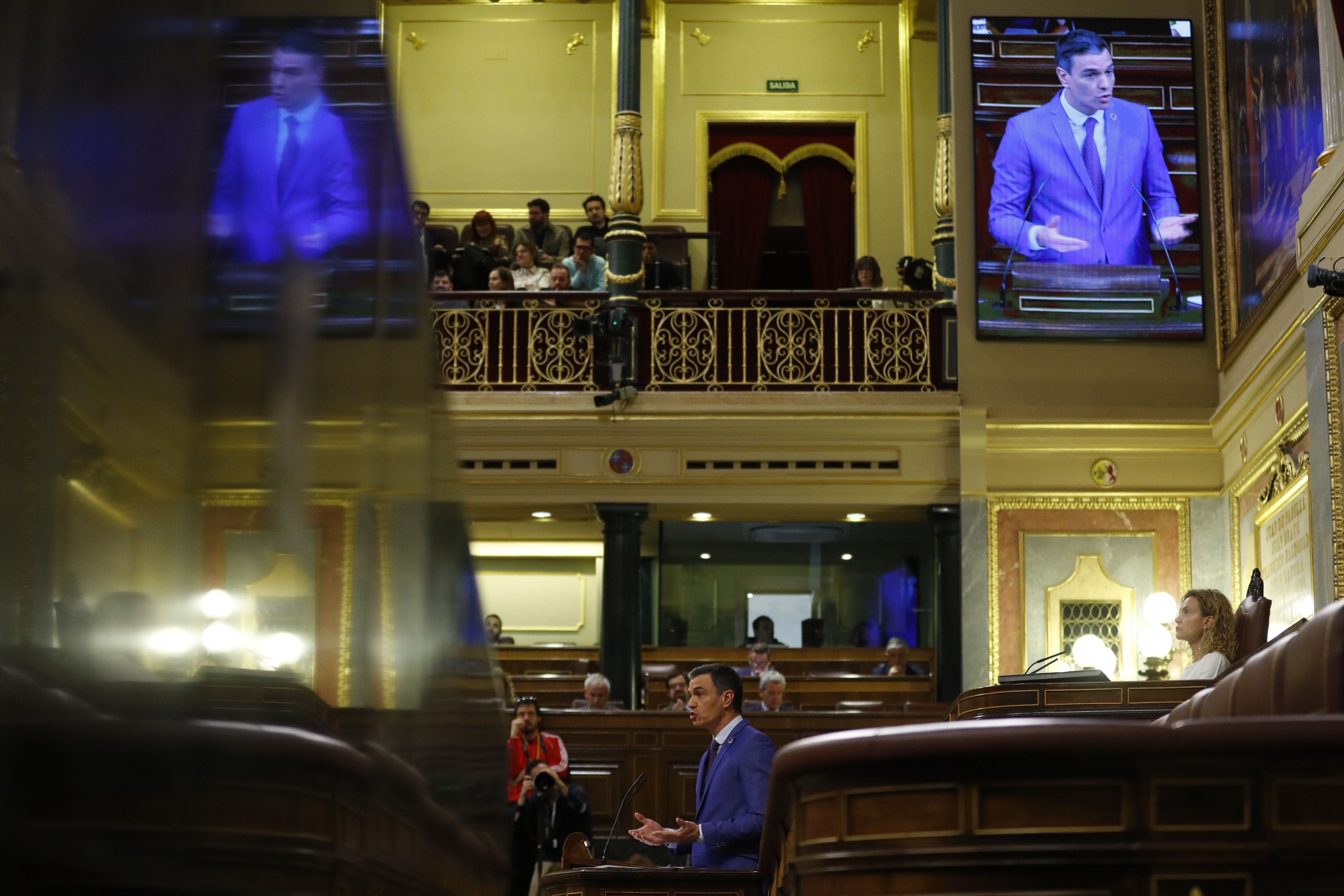 El presidente del Gobierno, Pedro Sánchez, da la réplica al líder de Vox durante la moción de censura. 