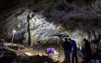 Arqueólogos trabajando en la cueva de Ardales, en la provincia de Málaga.