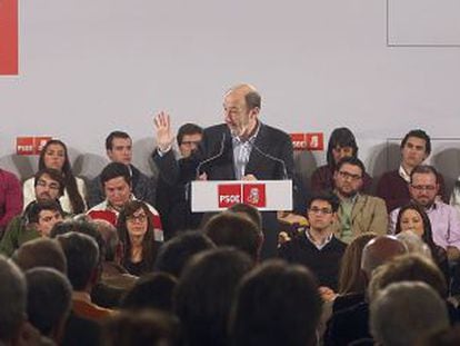 Rubalcaba, al iniciar su campaña para liderar el PSOE, hoy en Sevilla.