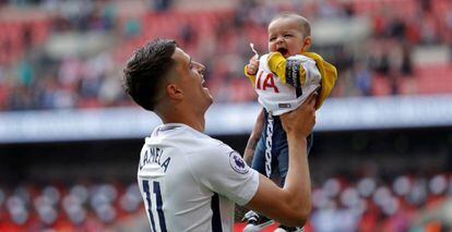 Erik Lamela, jugador del Tottenham, con su hijo.