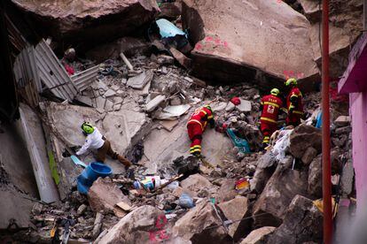Cuerpos de rescate buscan desaparecidos tras el derrumbe del cerro Chiquihuite, en el Estado de México, este lunes.