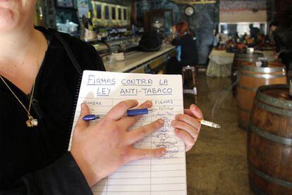 Una fumadora recoge firmas contra la ley antitabaco, en el restaurante Montecarlo, en  El Álamo.