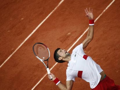 Djokovic sirve durante el partido contra Munar en Roland Garros.