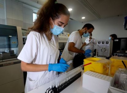 Laboratorio de microbiología del Hospital La Paz de Madrid, donde se analizan las muestras sospechosas de covid.