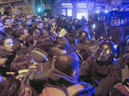 Càrregues policials prop de la Delegació del Govern, a Barcelona.